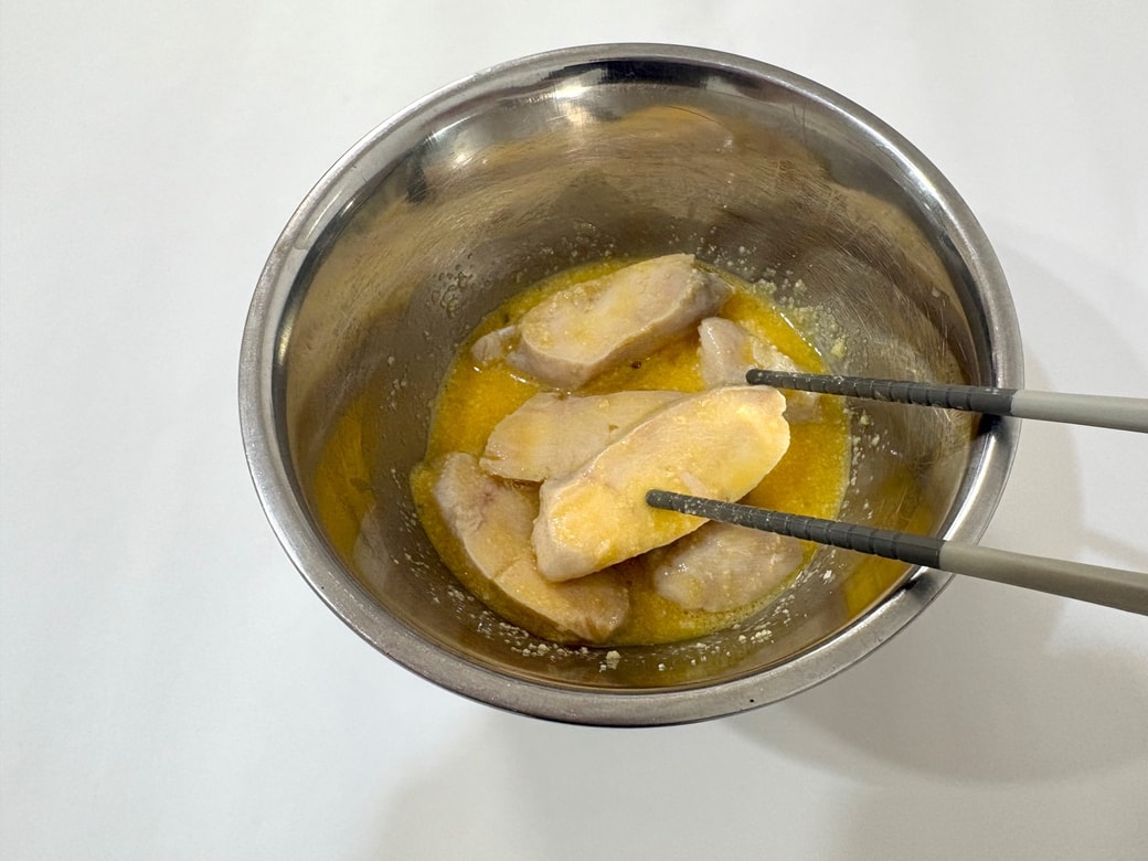 サラダチキンを卵液にくぐらす