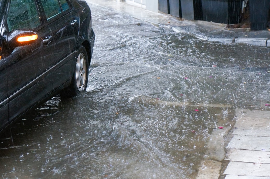 NGその2．冠水した道路を車で突っ切る