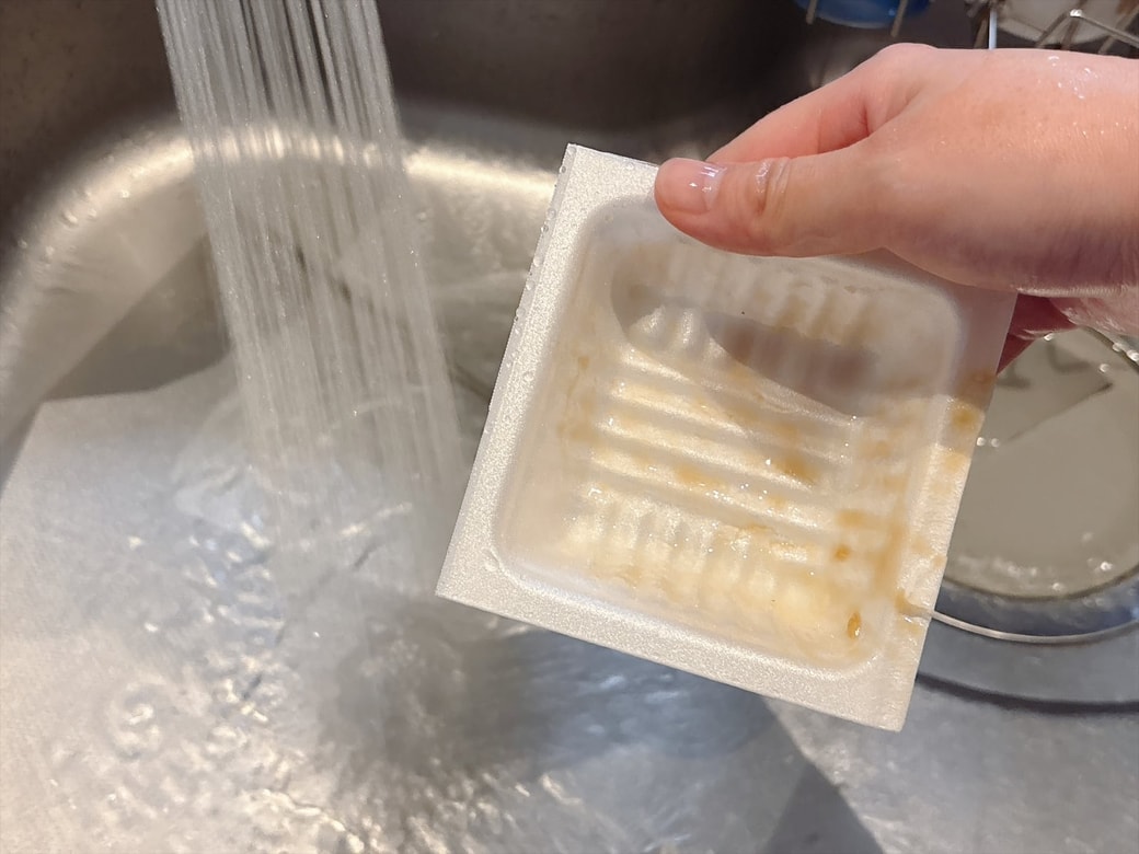 納豆のパックを水で洗ってみる