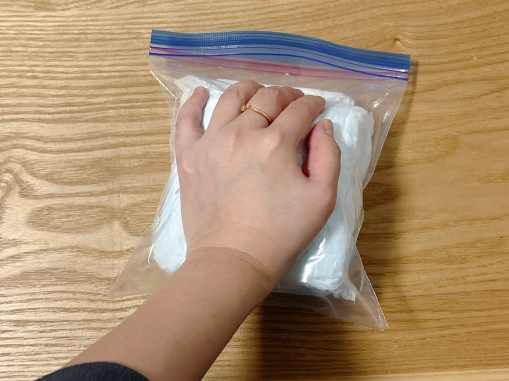手順2.ジッパーバッグの空気を抜く