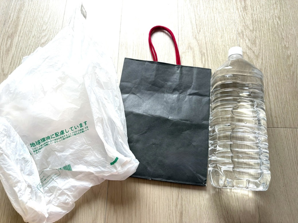 紙袋、レジ袋、ペットボトル