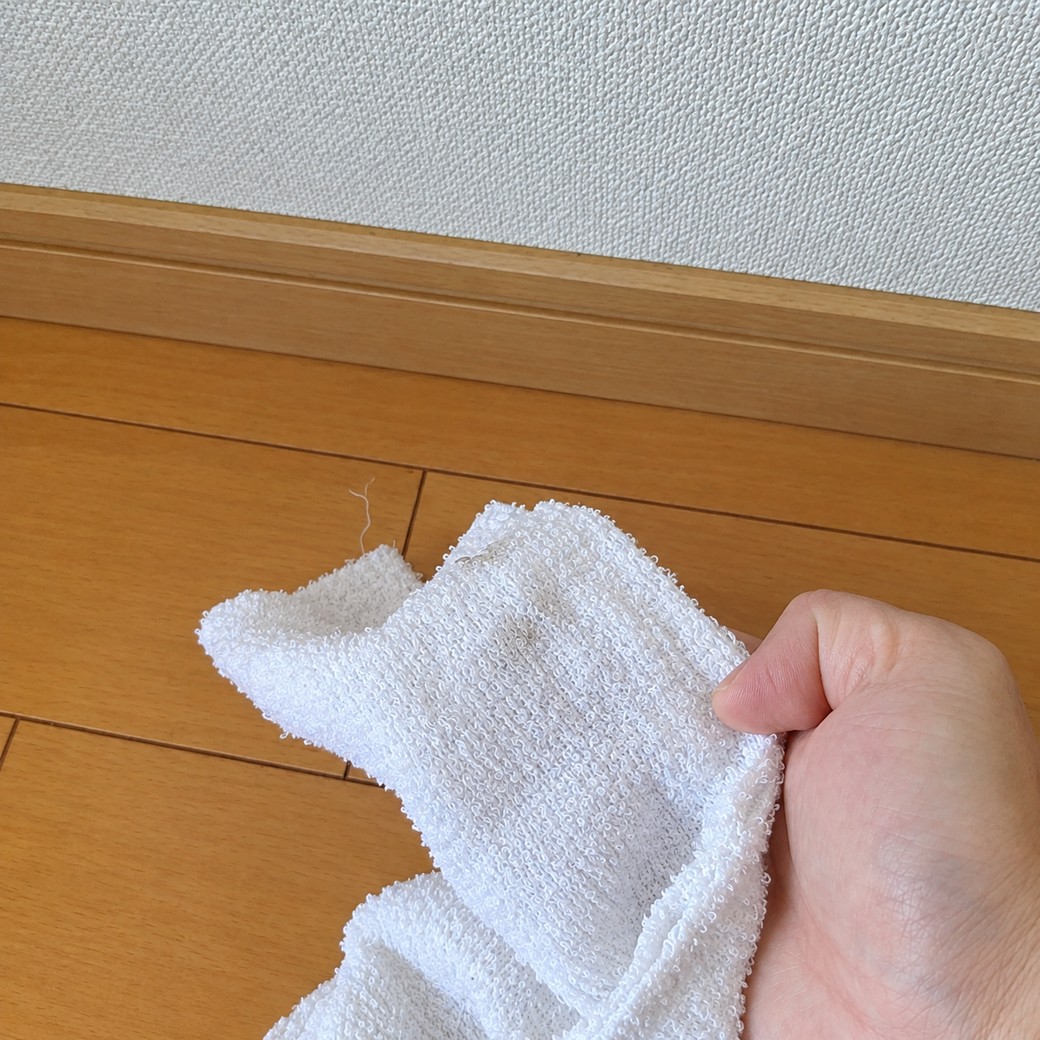 乾いた布で掃除をする人