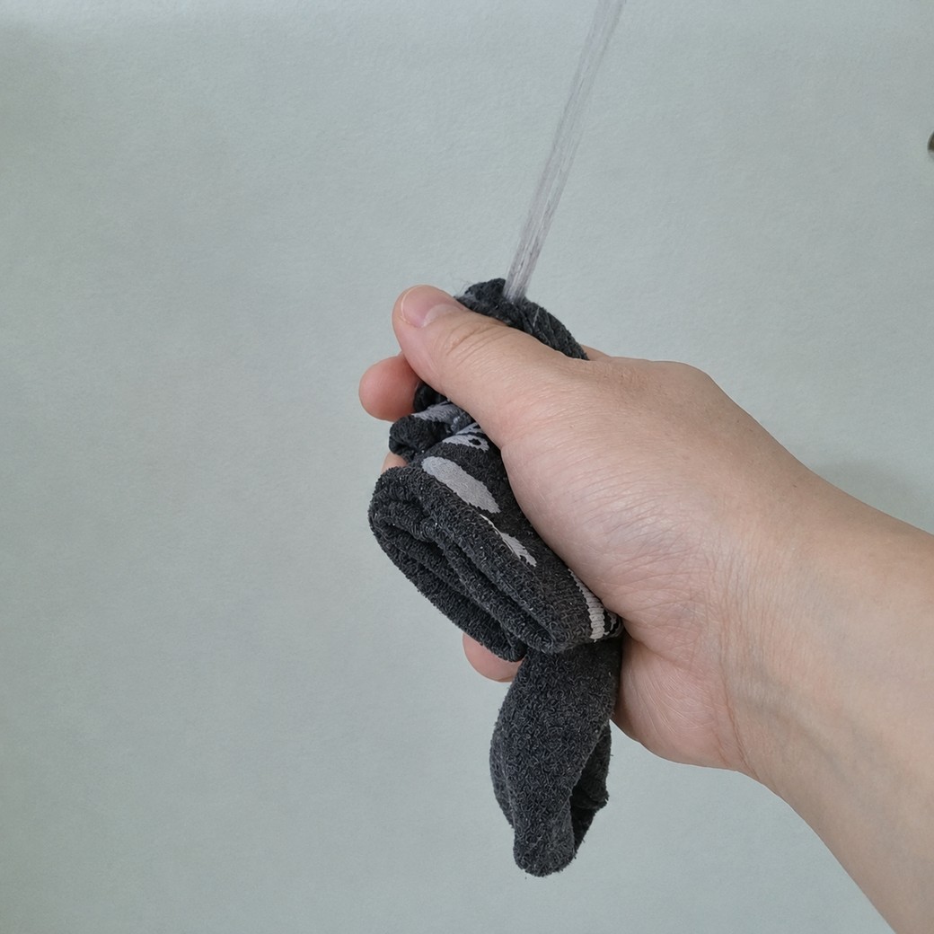 靴下をぬらす人