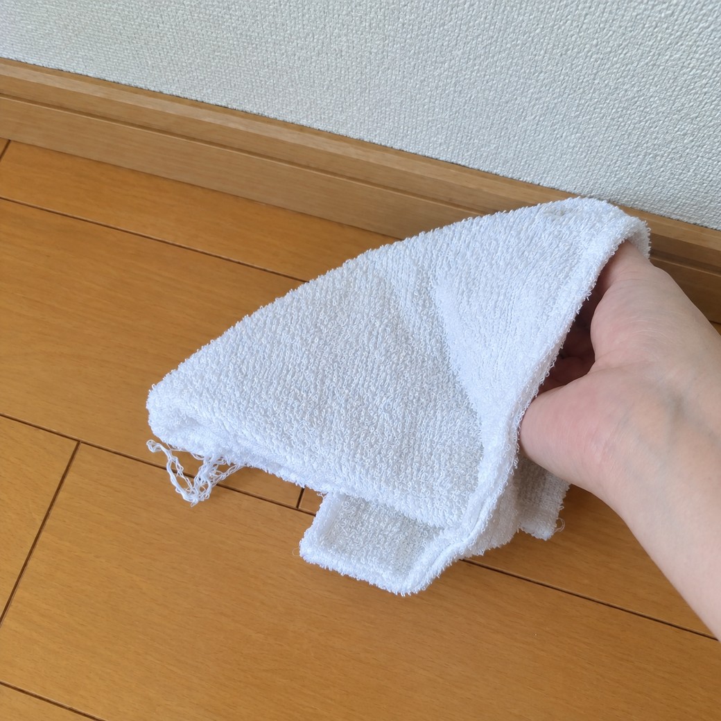 乾いた布で掃除をする人