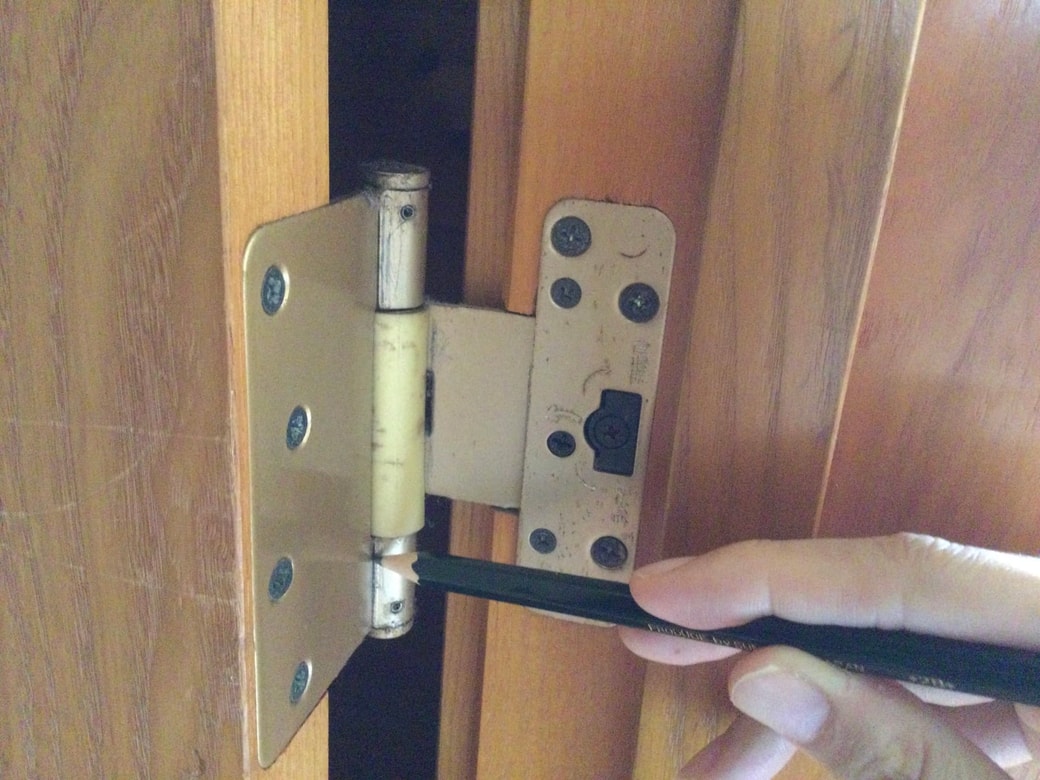 ドアの蝶番に黒鉛を塗る