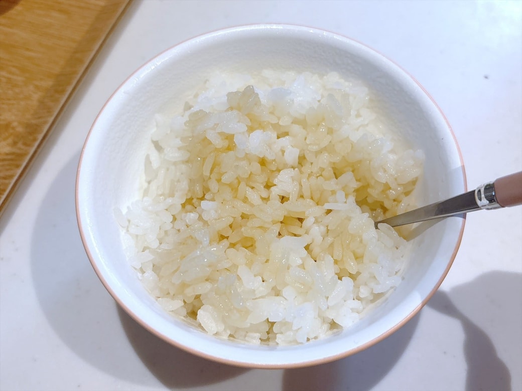 手順1.ごはんにめんつゆをかけて混ぜる