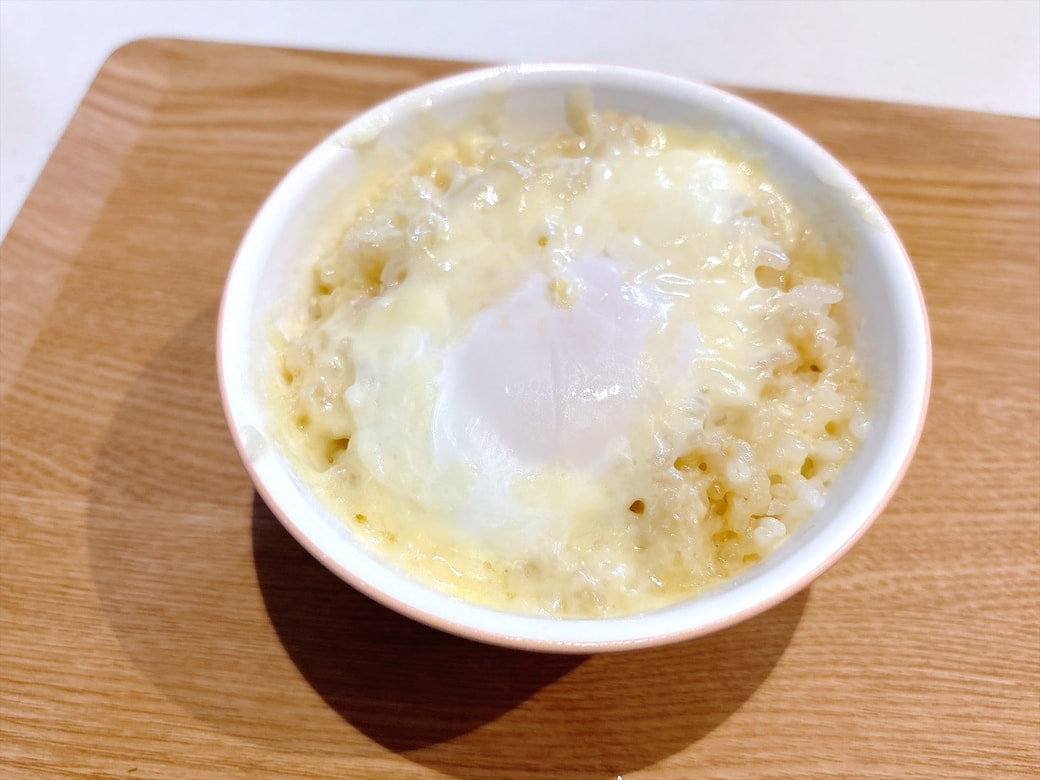 できあがった「チーズ卵かけごはん」