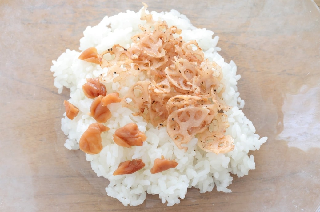 「梅とレンコンのおにぎり」