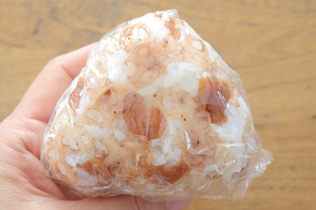 「梅とレンコンのおにぎり」