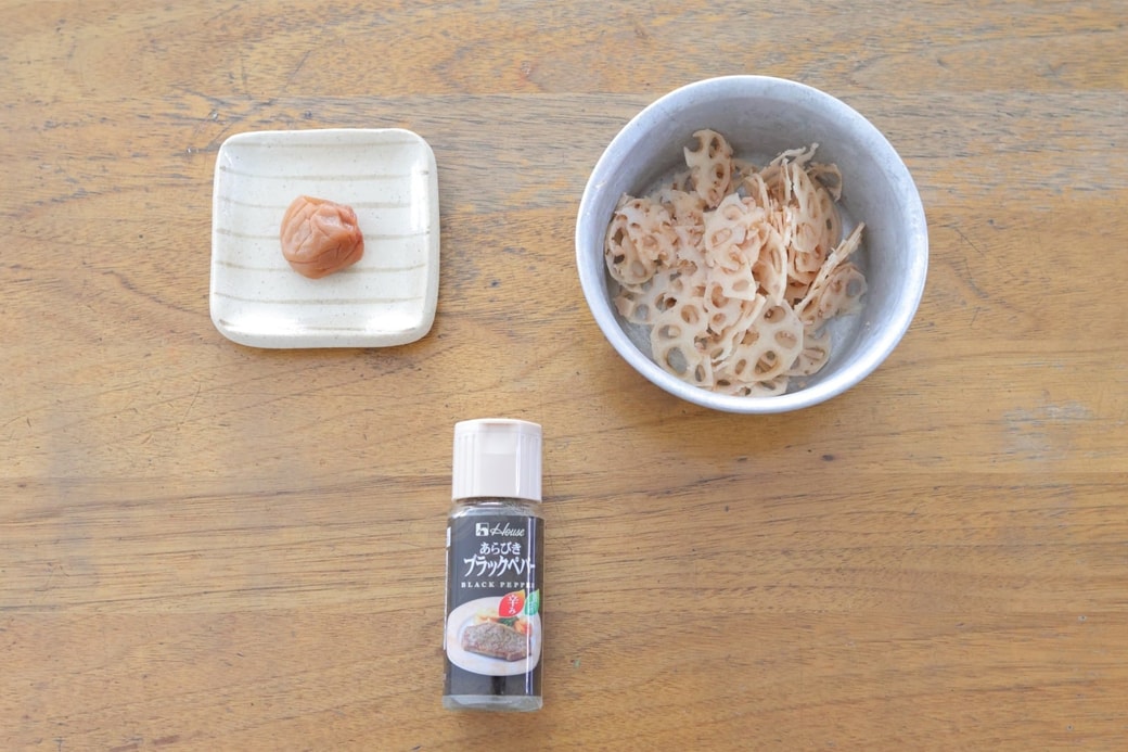 「梅とレンコンのおにぎり」