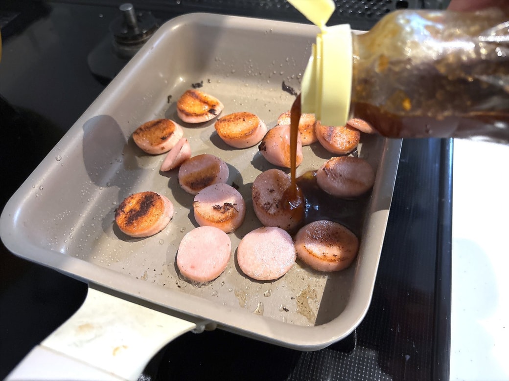 手順2.焼き肉のたれを加えて、さっと炒める