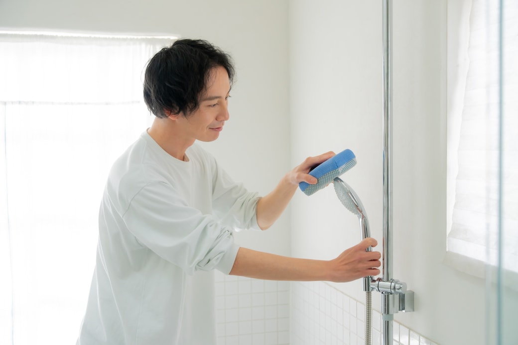 お風呂掃除をする夫