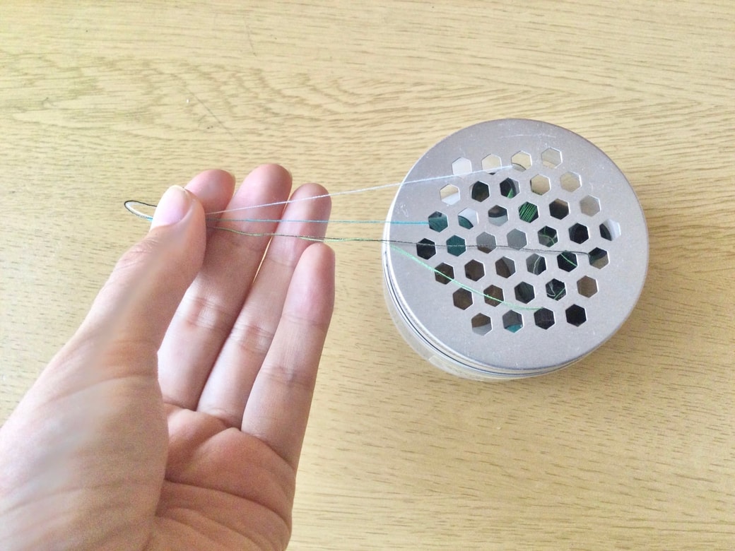 アロマジェルの容器に刺繡糸を収納