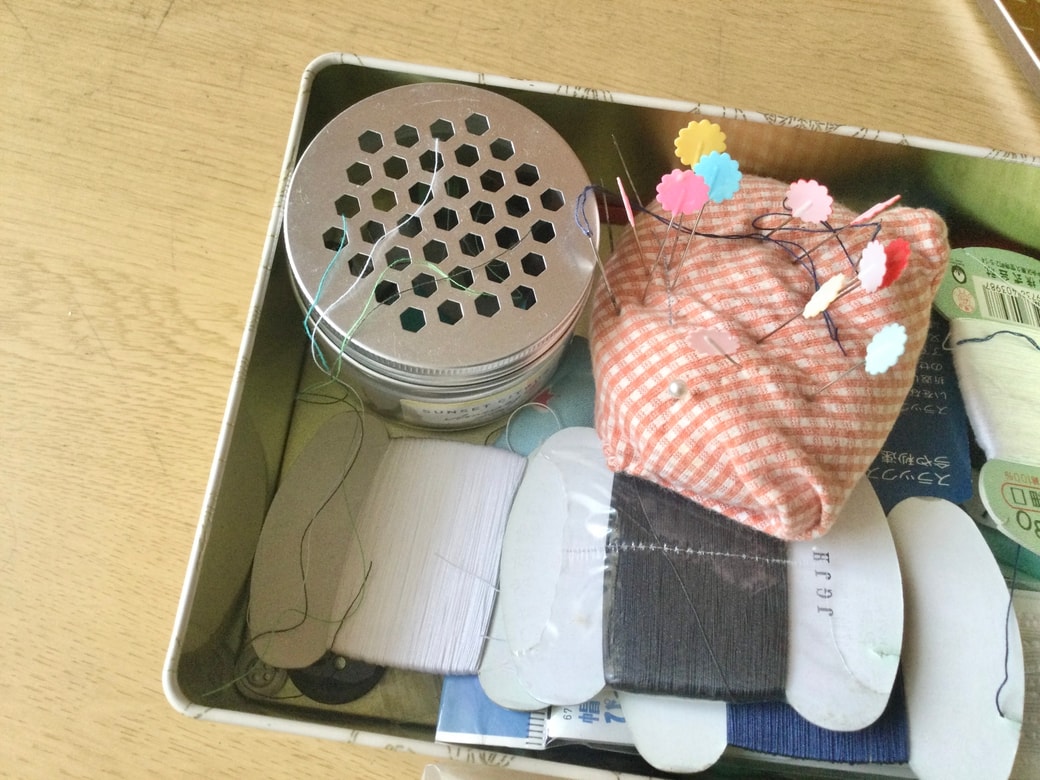 アロマジェルの容器に刺繡糸を収納