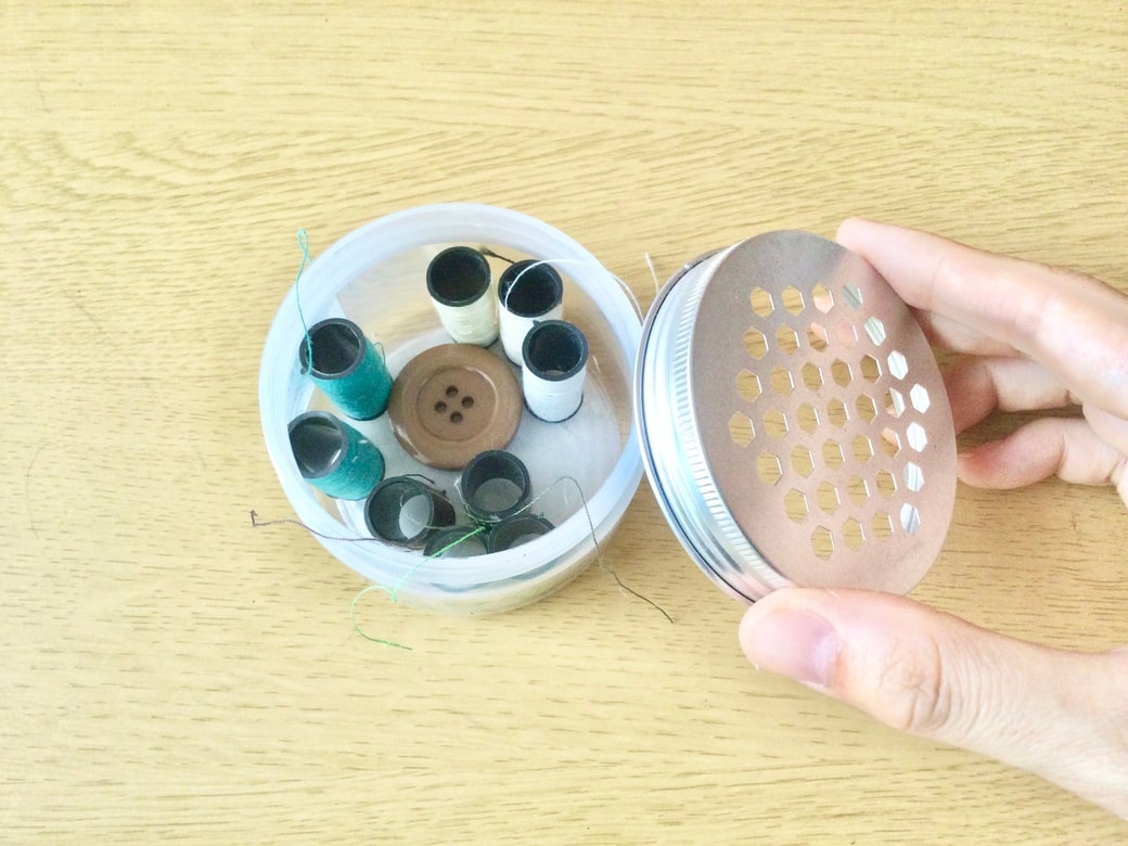 アロマジェルの容器に刺繡糸を収納