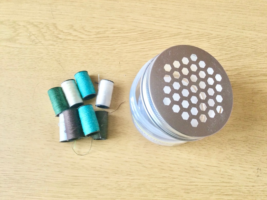 アロマジェルの容器と刺繍糸