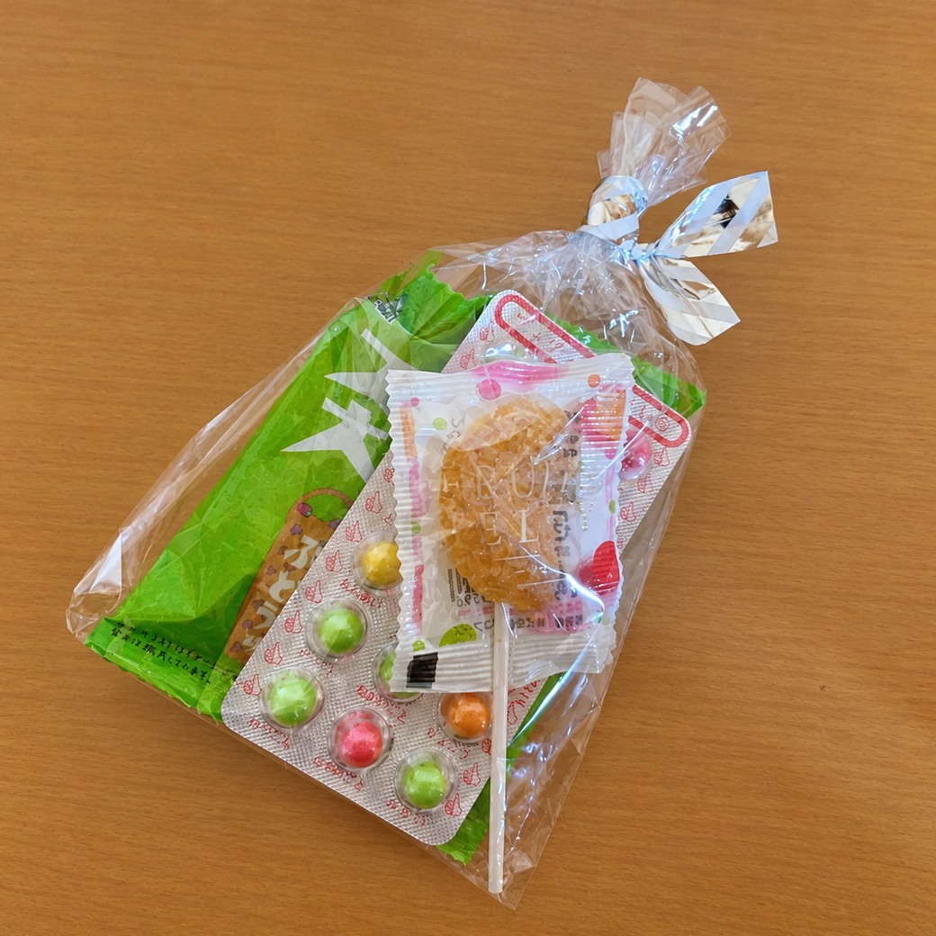 お菓子を包んだ袋