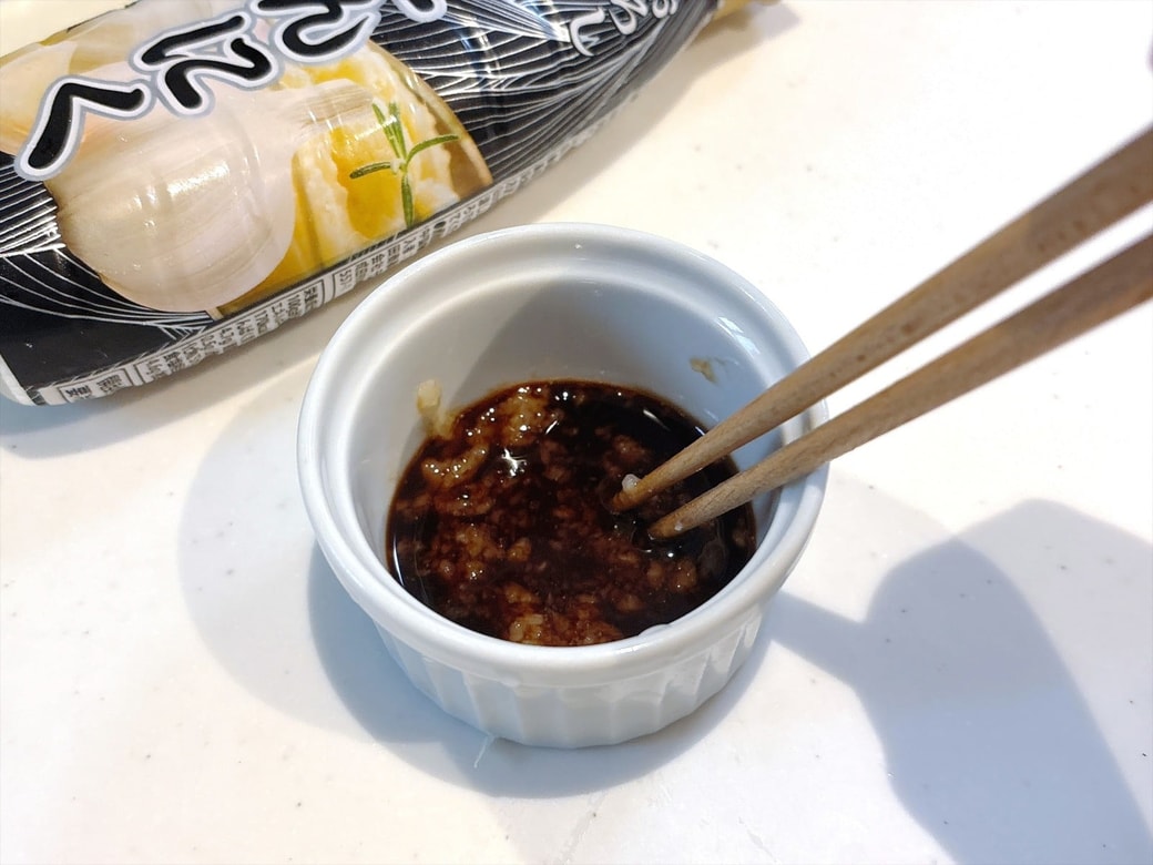 手順2．醤油とおろしにんにくを混ぜる