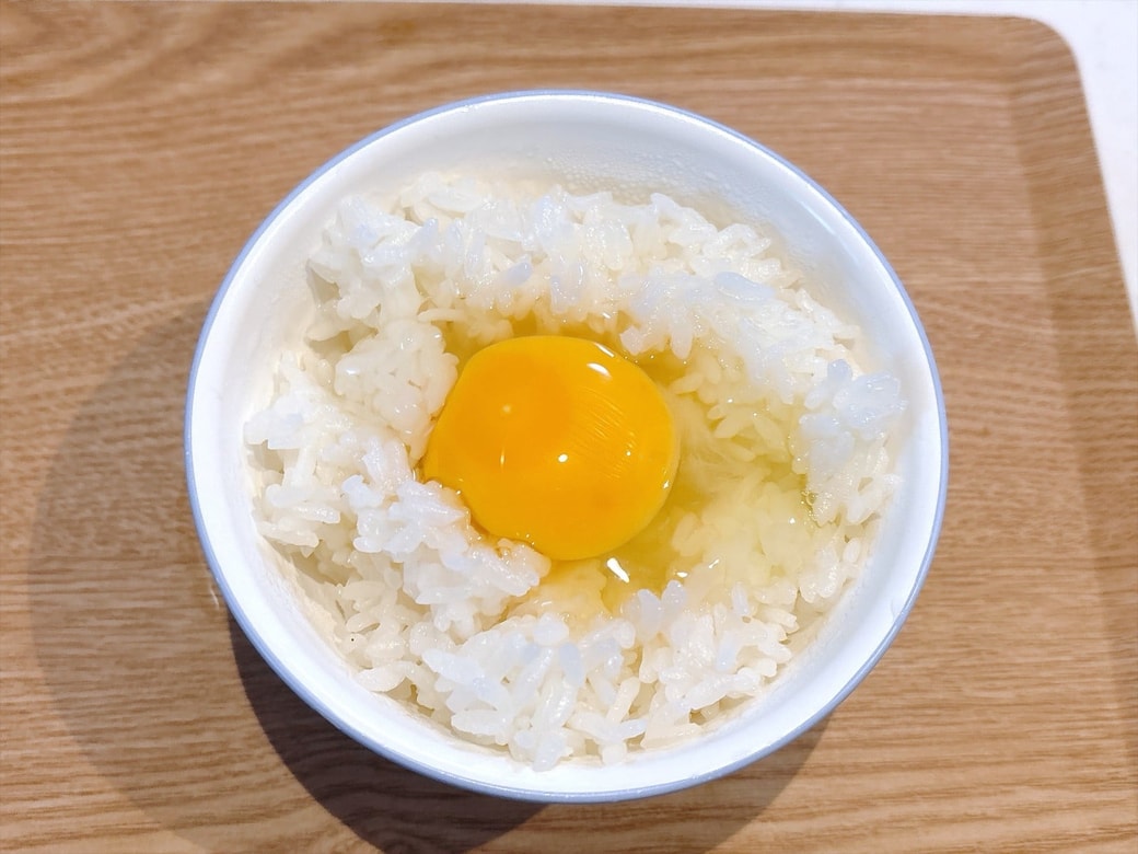 ￥る手順1．ごはんを茶碗に盛り、真ん中に卵を割る
