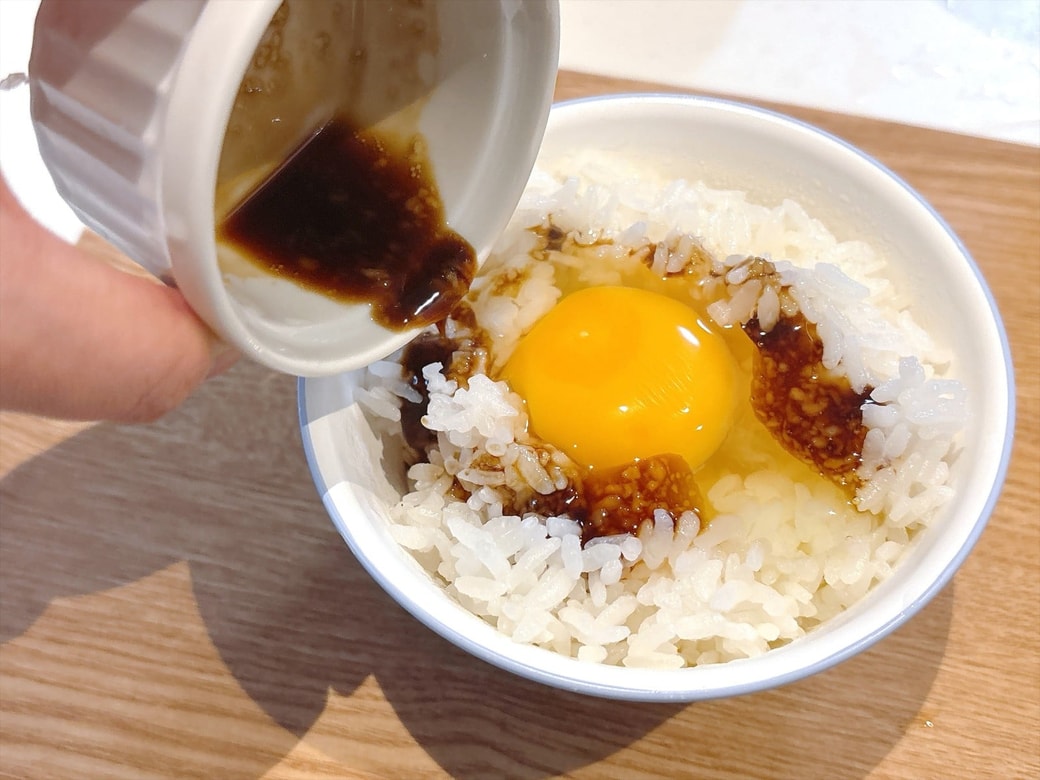 手順3．にんにく醤油を卵かけごはんにかける