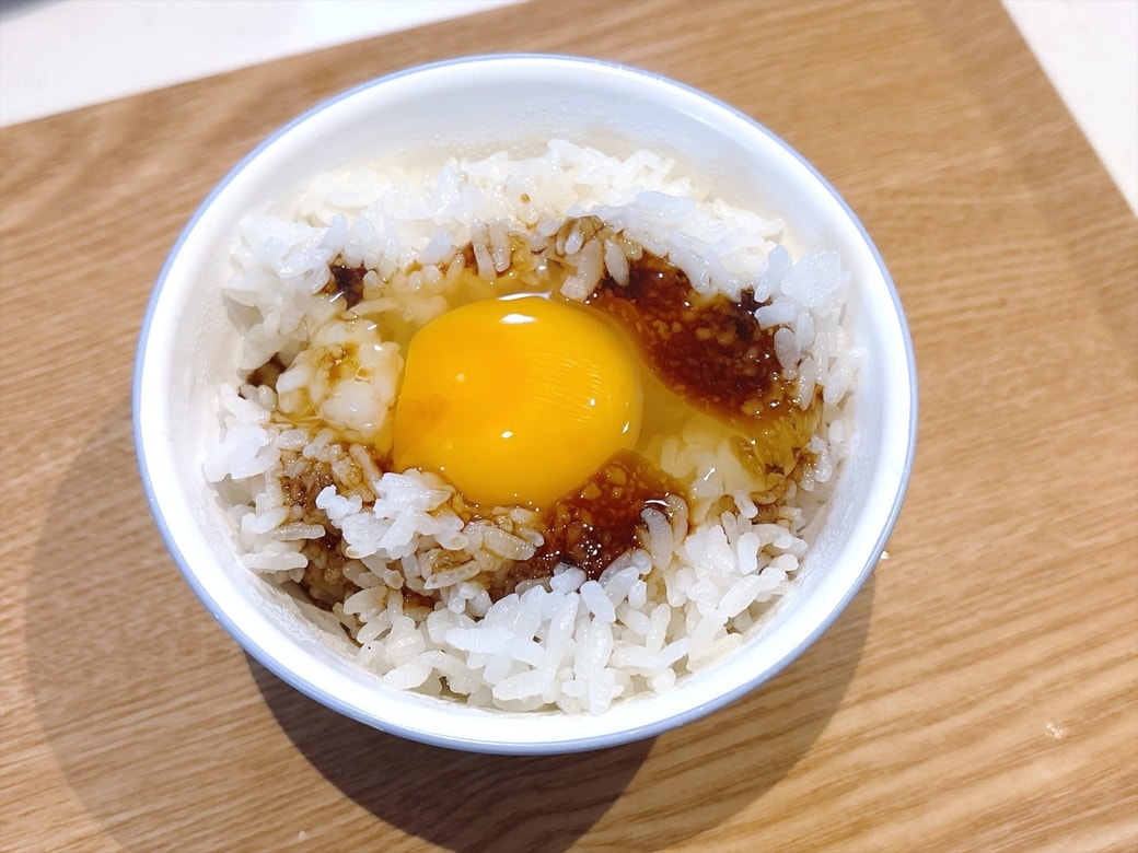 できあがった「にんにく醤油卵かけごはん」