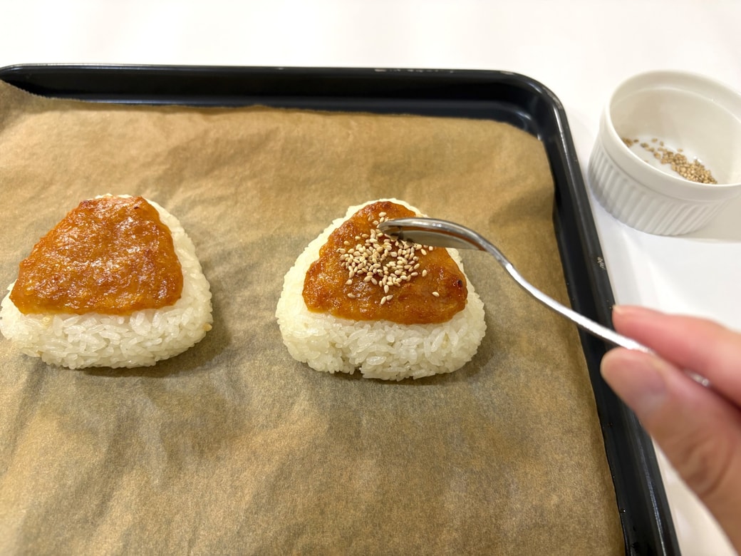 白いりごまを振る