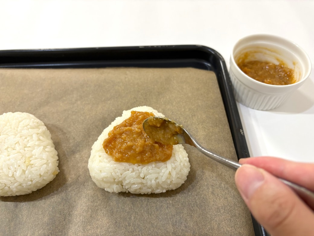 おにぎりに甘味噌を塗る