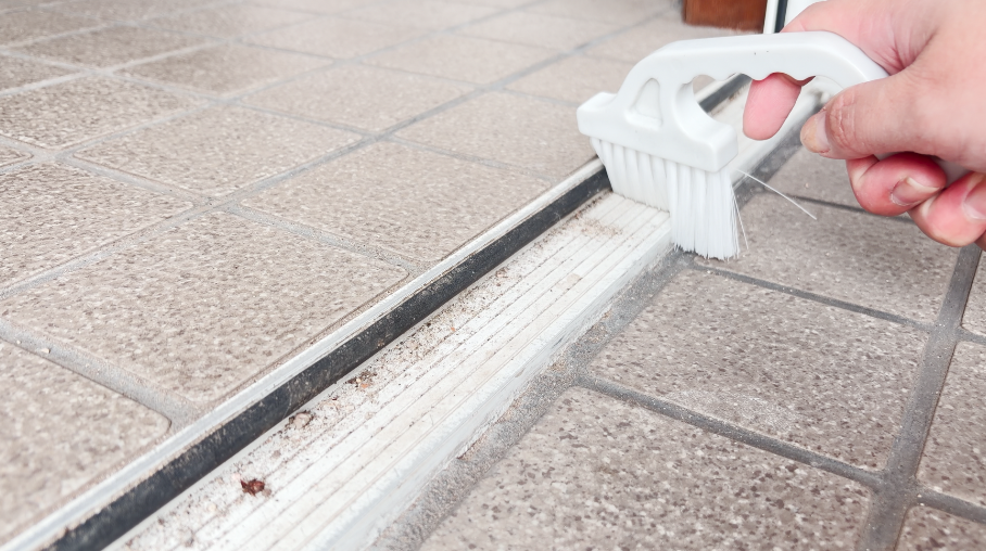 ブラシで砂やホコリをかき出す