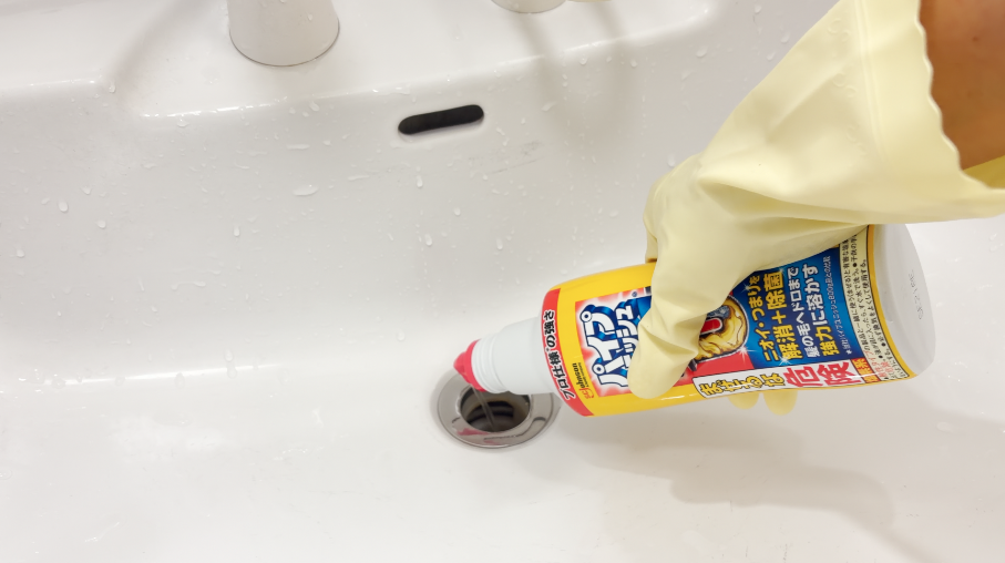 パイプユニッシュPROを排水管へ注ぐ
