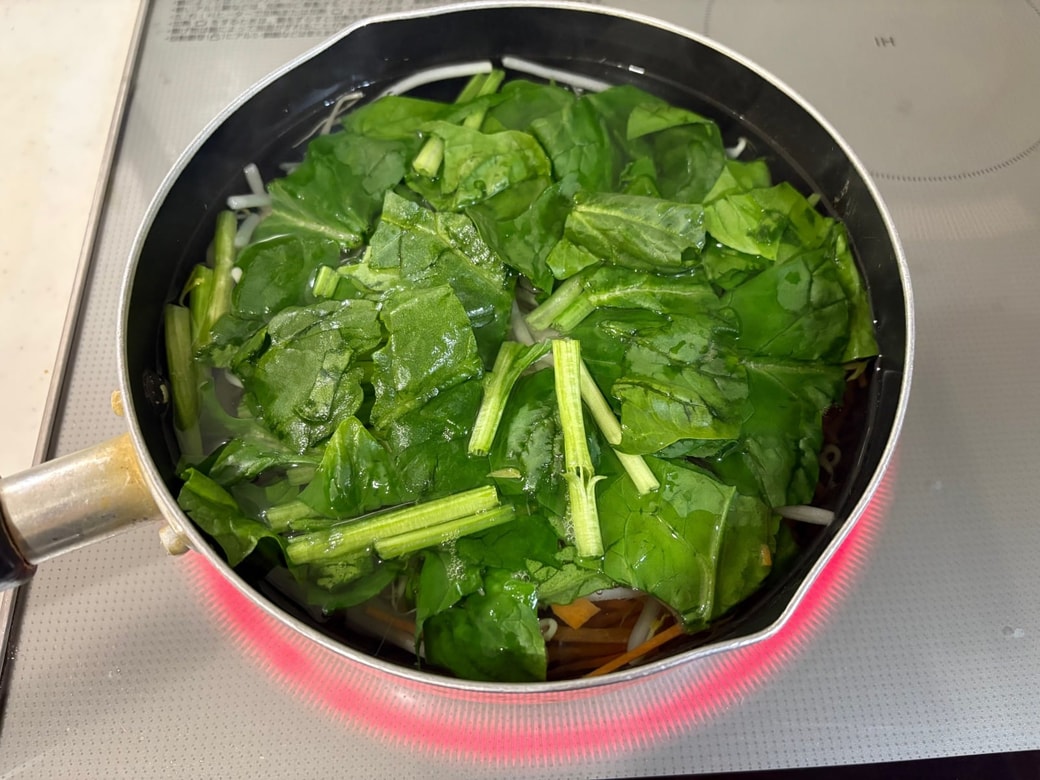 にんじん、もやし、ほうれん草をゆでる