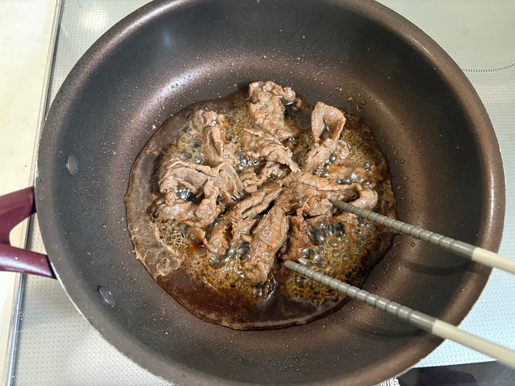 牛肉を炒めて調味料を加え、煮詰める