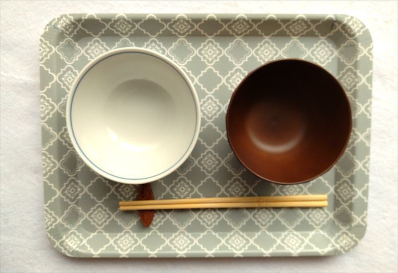 お盆に食器をのせたところ