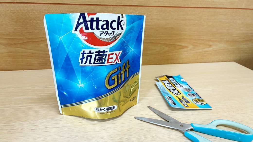 詰め替え袋の上部を切った様子
