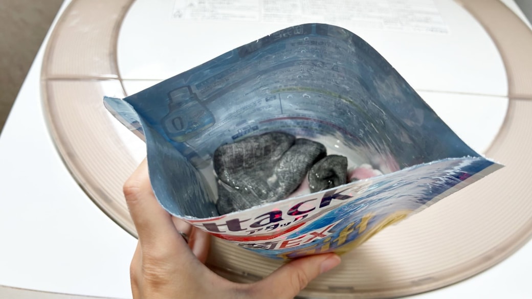 衣類を詰め替え袋に入れている様子