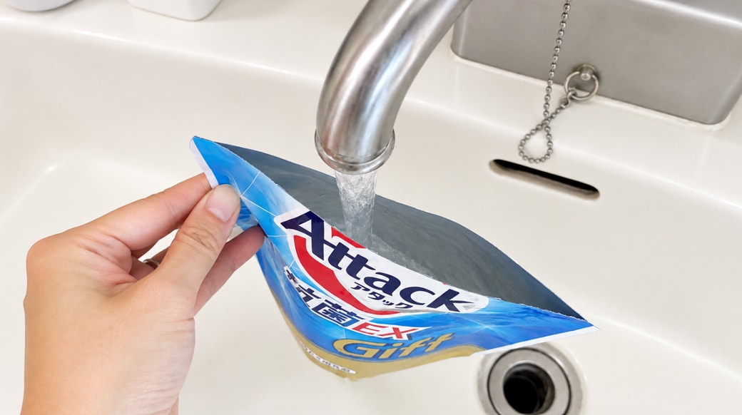 詰め替え袋の中に水を入れている様子