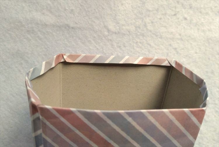 はみ出した折り紙を箱の内側に折り込んだところ