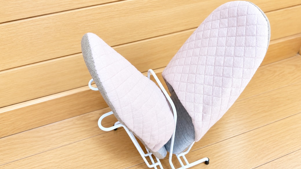 向きを変えたスリッパをグラススタンドにかけている様子