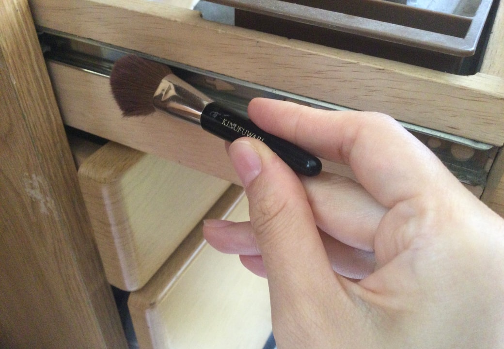 チークブラシで引き出しのレールを掃除する
