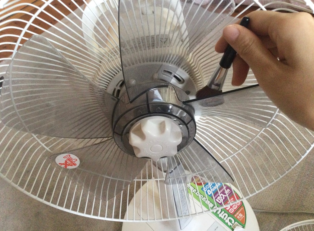 チークブラシで扇風機の羽根を掃除する