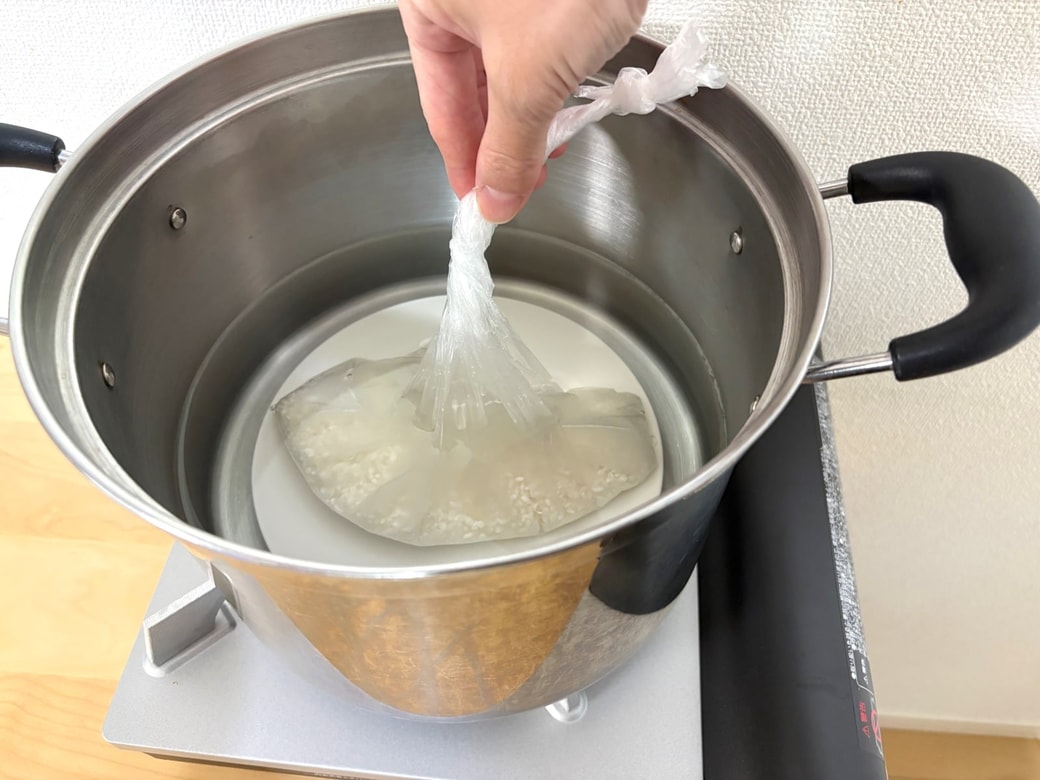 水を張った鍋に入れる