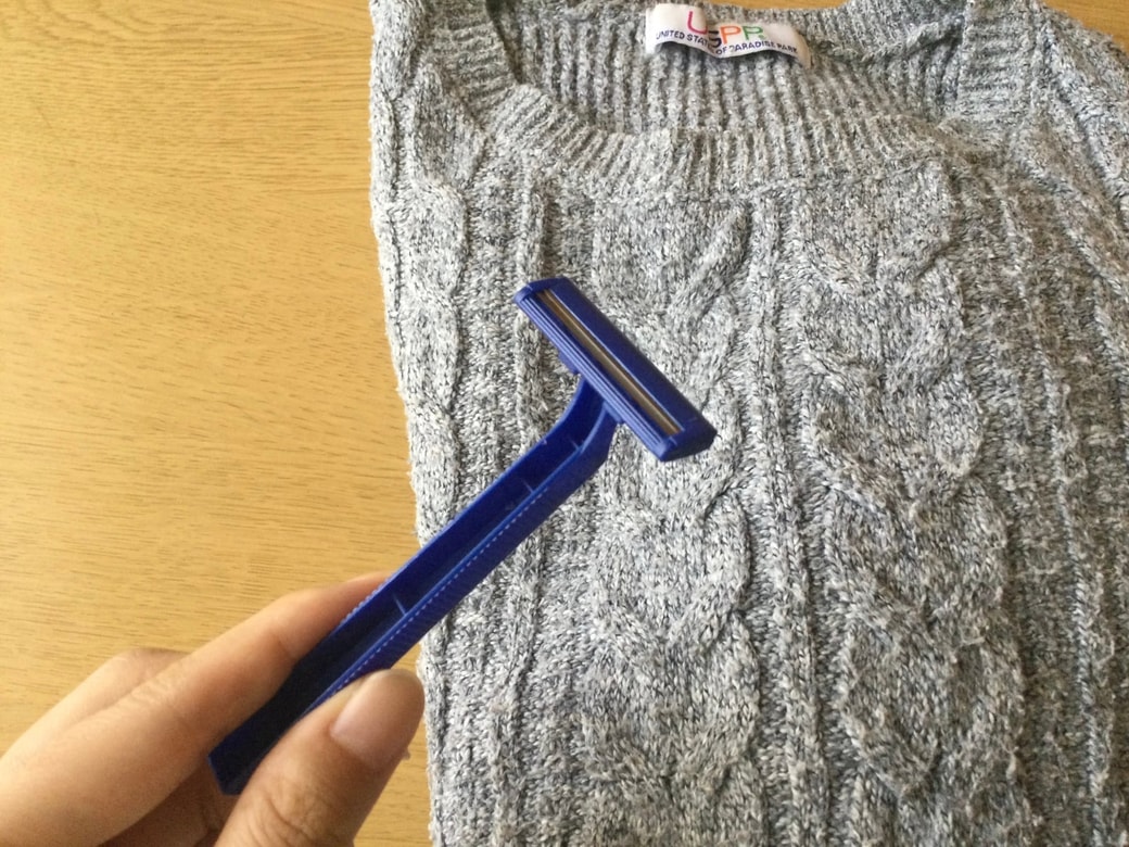 服の毛玉をT字カミソリで取る