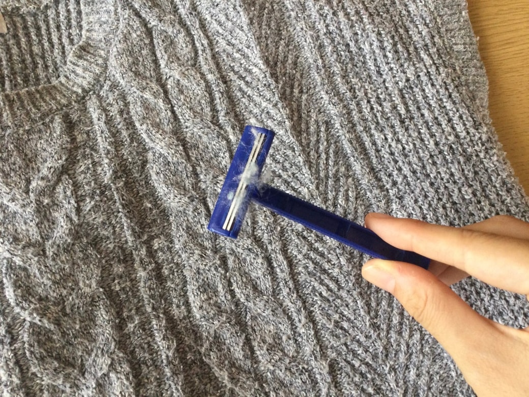 服の毛玉をT字カミソリで取る