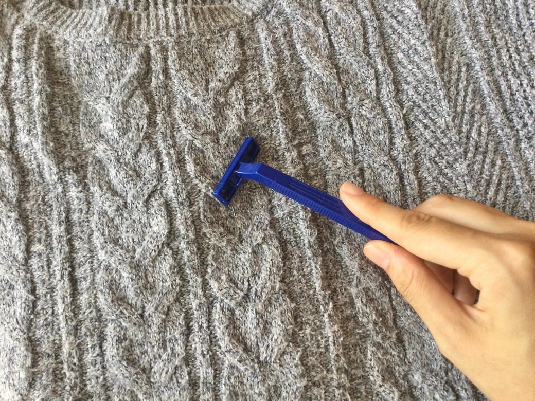 服の毛玉をT字カミソリで取る