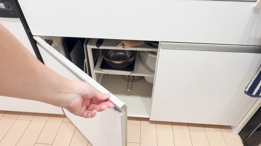 シンク下の扉を開けて臭いを確認