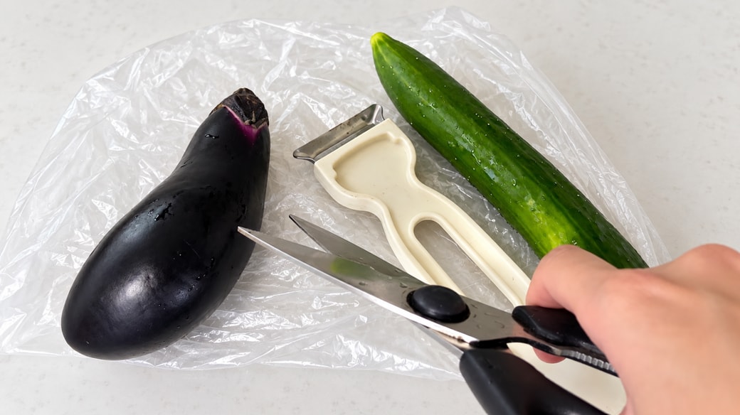 キッチンばさみやピーラーで野菜をカットしている様子