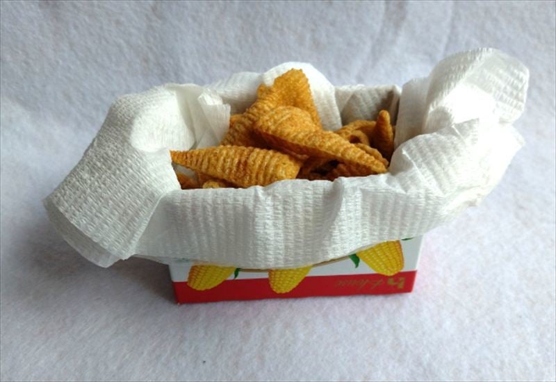 キッチンペーパーを敷き、お菓子を取り分けたところ