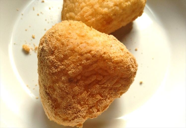 きな粉をおにぎりにまぶしたところ