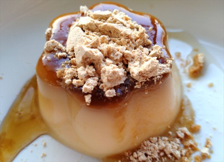 きな粉をプリンにかけたところ