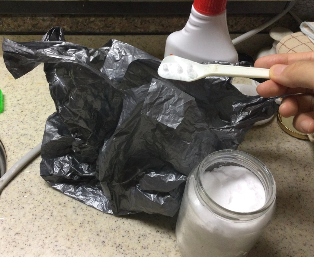 生ゴミに重曹をかける