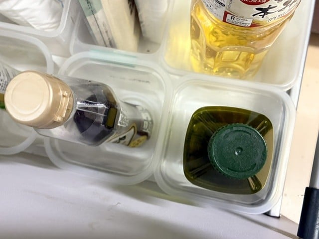 味噌の空き容器活用法:調味料ボトルの収納に活用